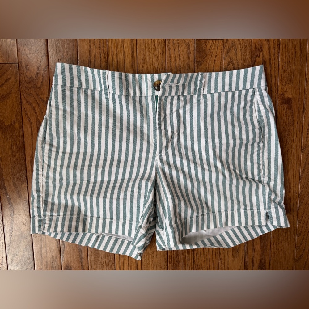 Like New. Old Navy, Women’s Green/White striped Everyday Short Size 6.